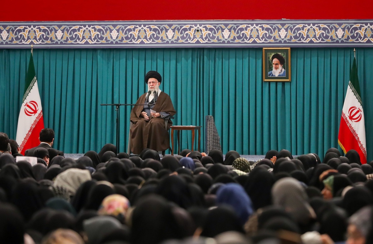 رهبر انقلاب: هرکس ایران را دوست دارد باید در انتخابات فعال باشد  حضور در انتخابات دشمنان را مأیوس می‌کند