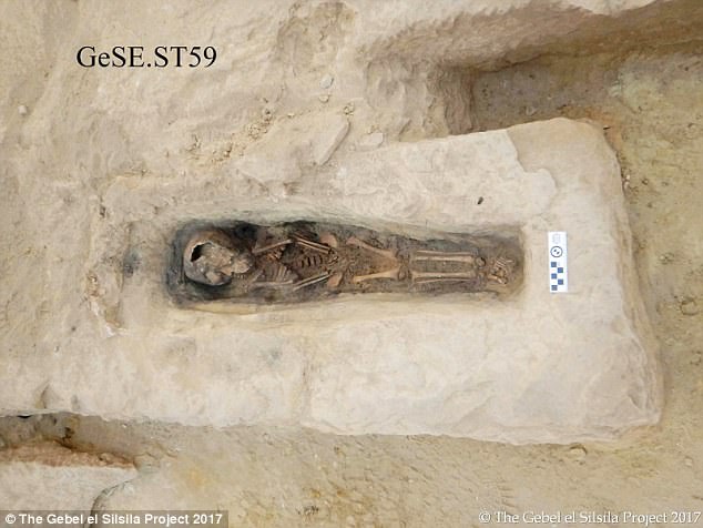 کشف قبرهای باستانی ۴ کودک در مصر